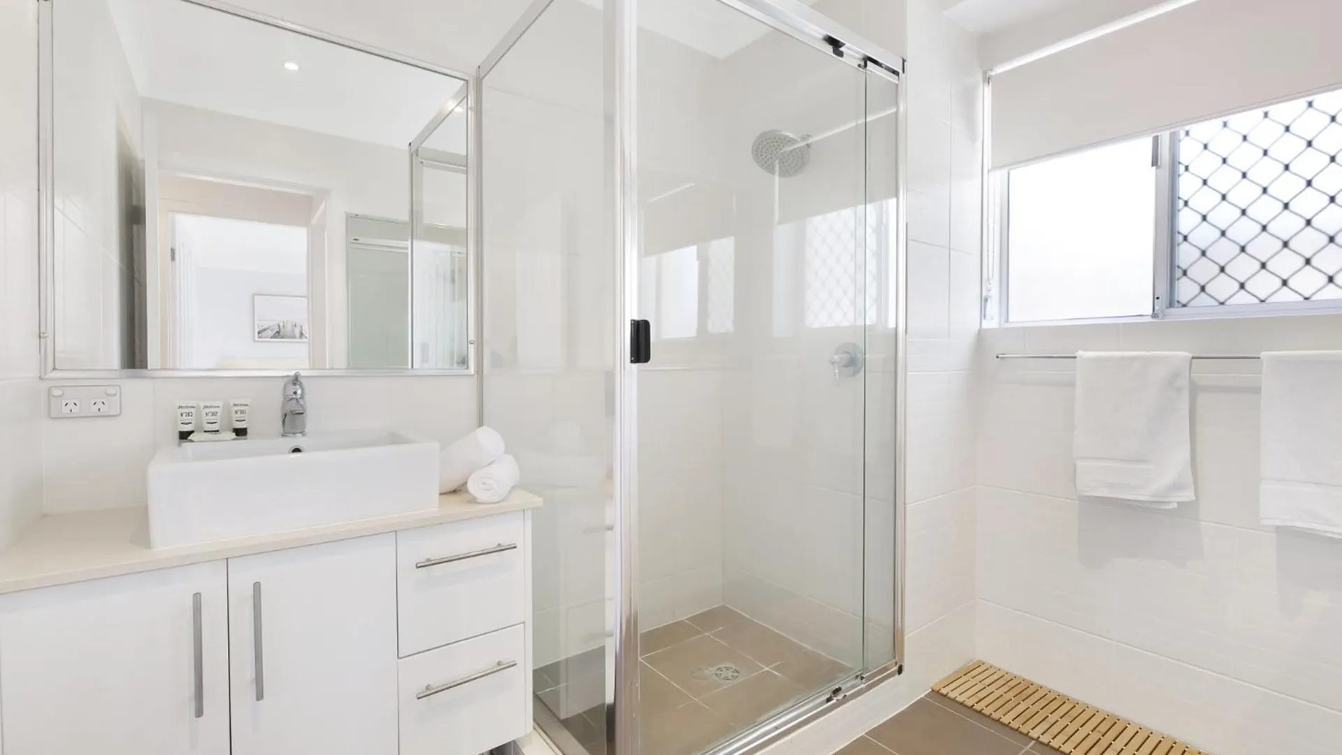 Ground Floor 2-bed Mermaid Pad With Parking *