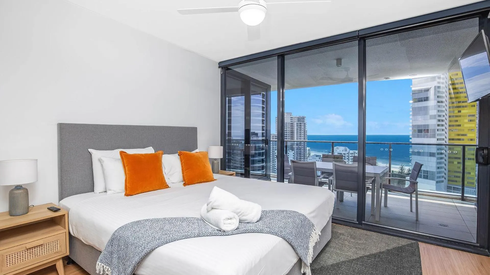 Stylish 21st Floor Oracle Tower 2 Ocean Views Free Parking Apartment Gold Coast
