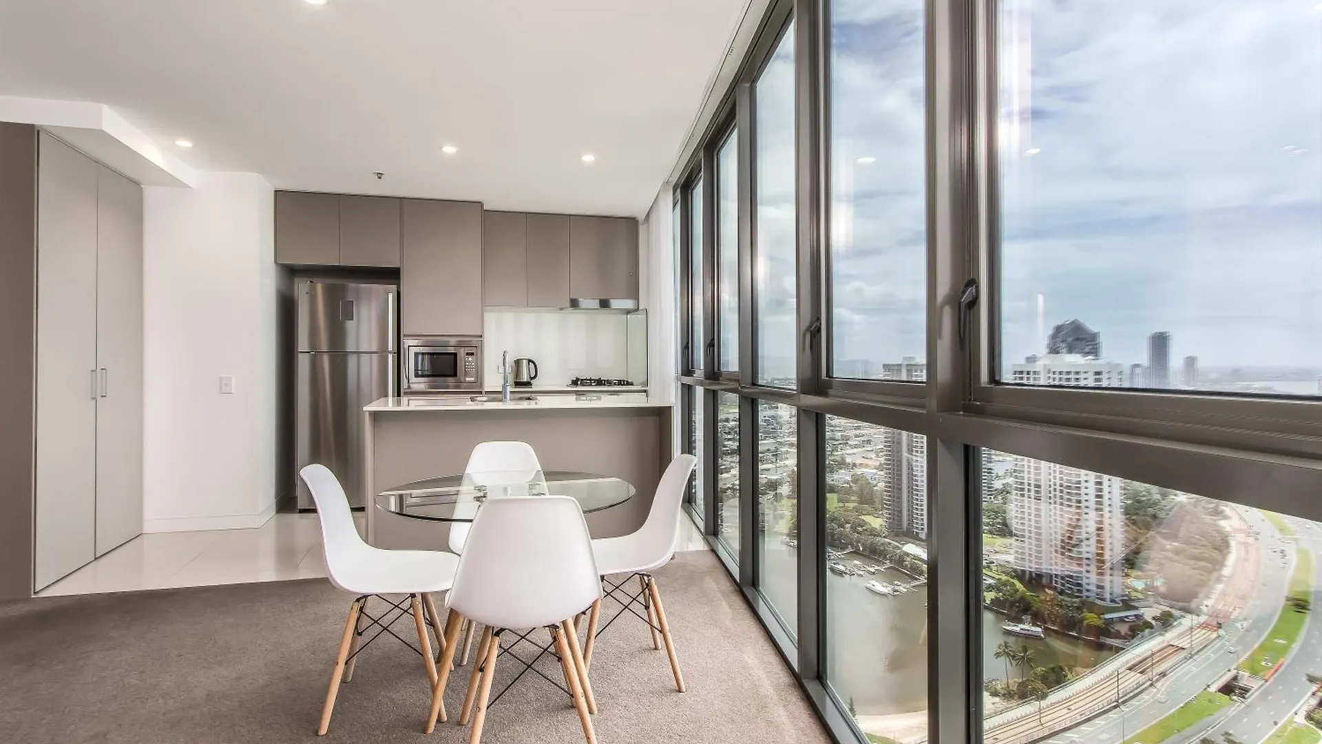 Premium Oceanfront Unit At Rhapsody Surfers Paradise ゴールドコースト