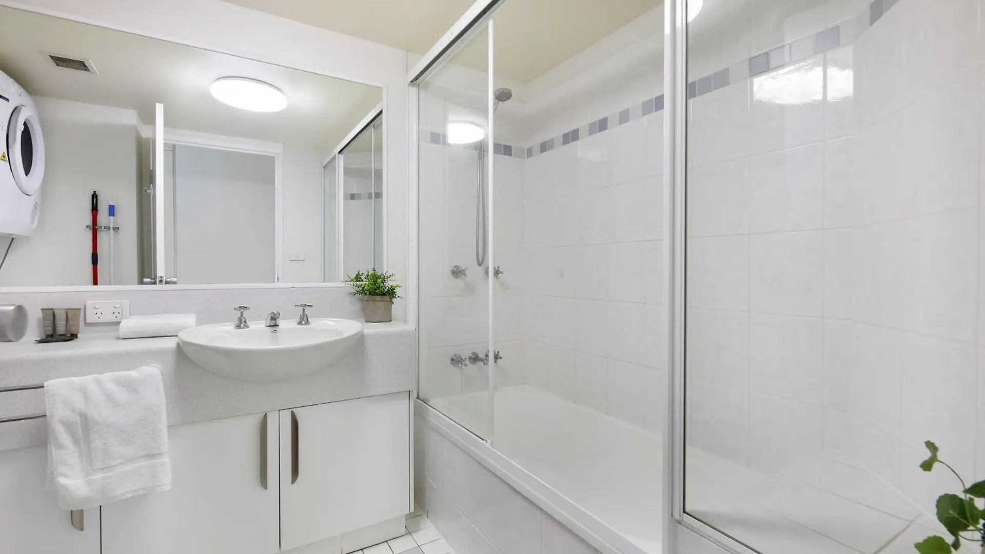 Beachside 2-bed With Parking, Pool, & Bbq Apartment *