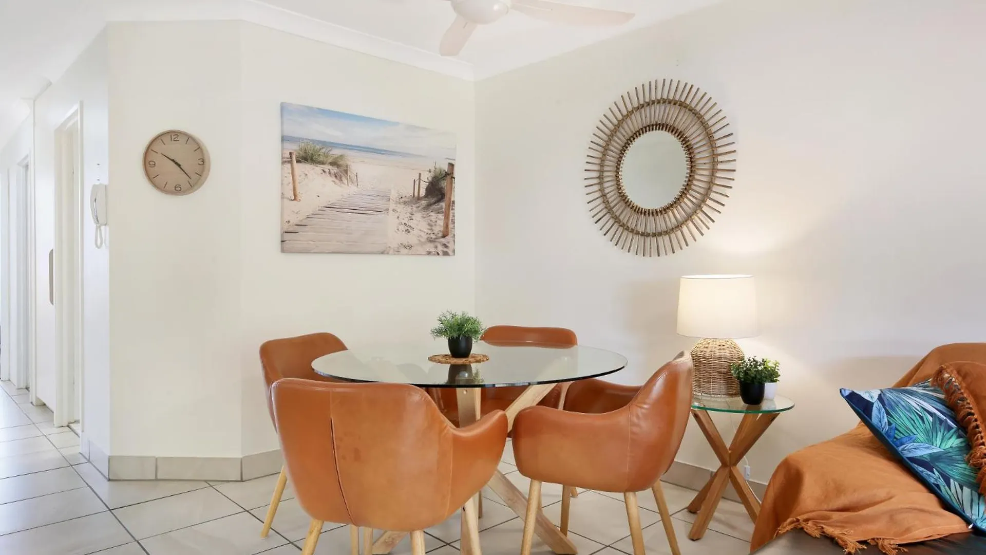 Beachside 2-bed With Parking, Pool, & Bbq Apartment