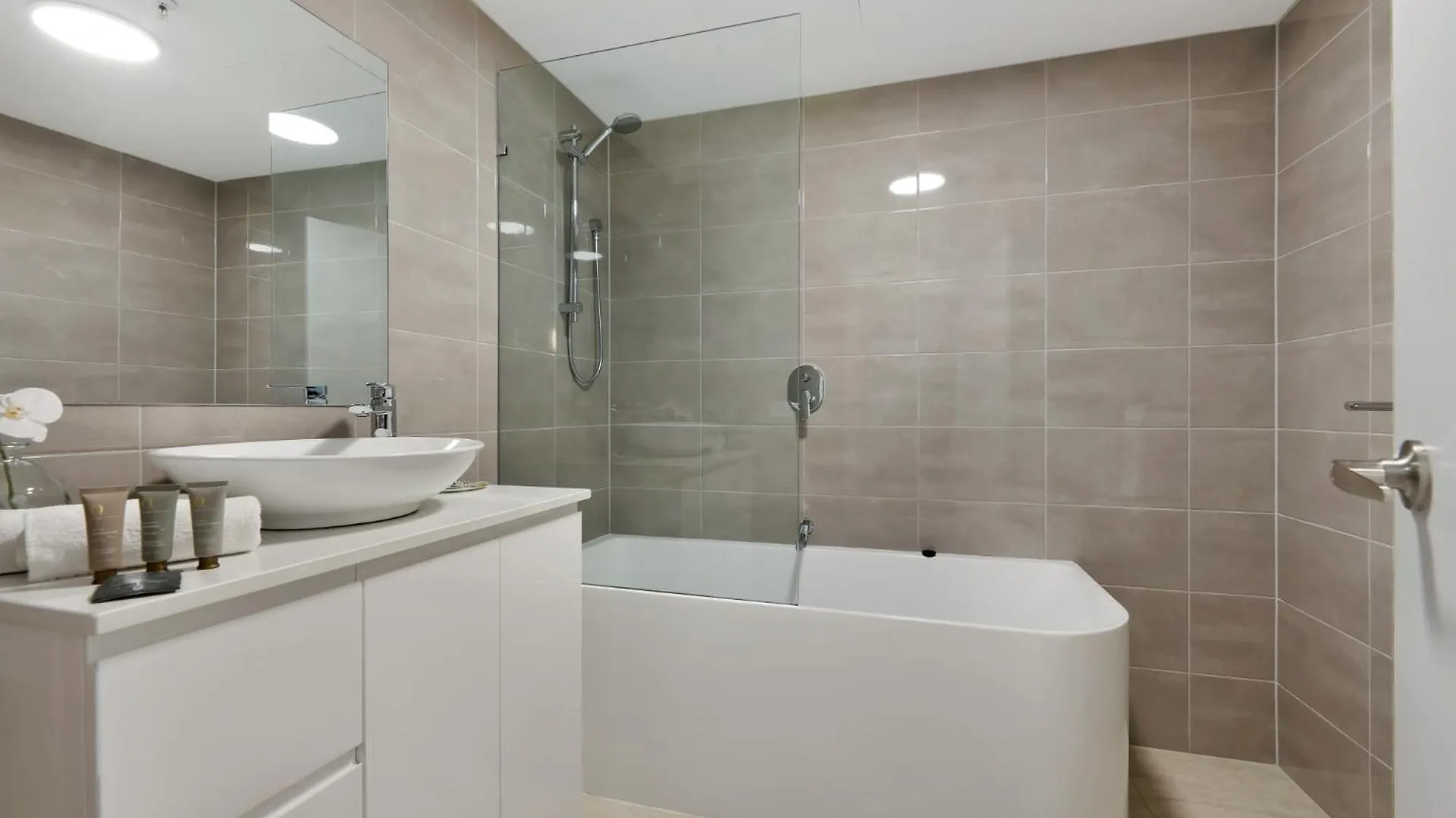Apartment Ocean View 2-bed With Pool, Tennis Court & Bbq