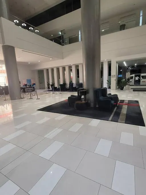 Sea Views, 150 Mtrs To Surfers Beach, Ideal Location For Surfers Paradise Apartment *