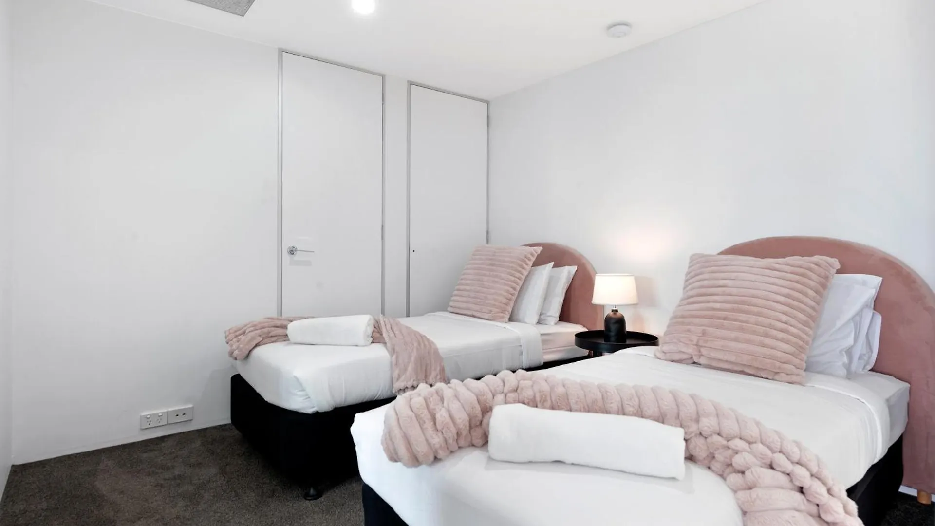 Q Tower At Surfers Paradise - From Level 3 - Private & Self Contained Apartment