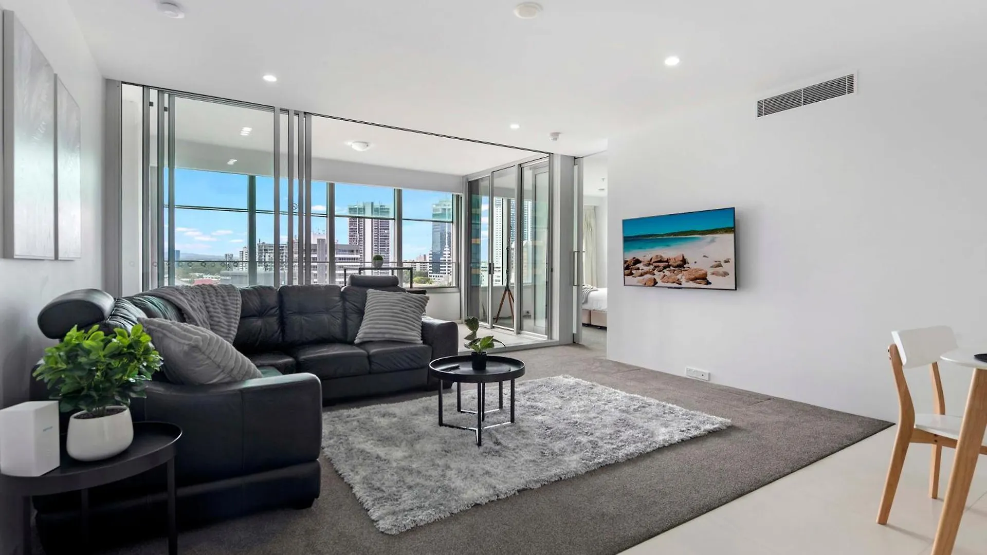 Q Tower In Surfers Paradise - From Level 3 - Self Contained & Privately Managed - Wow
