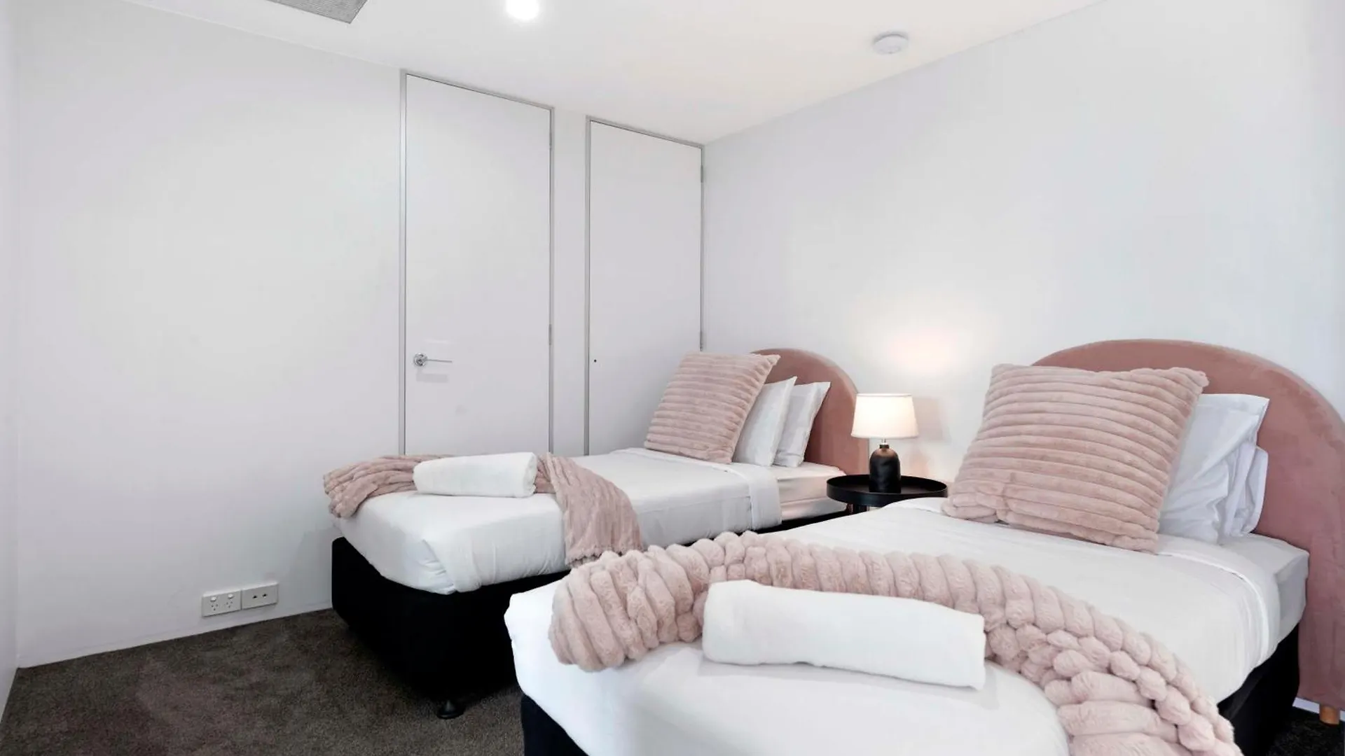 Apartment Q Tower In Surfers Paradise - From Level 3 - Self Contained & Privately Managed - Wow Gold Coast