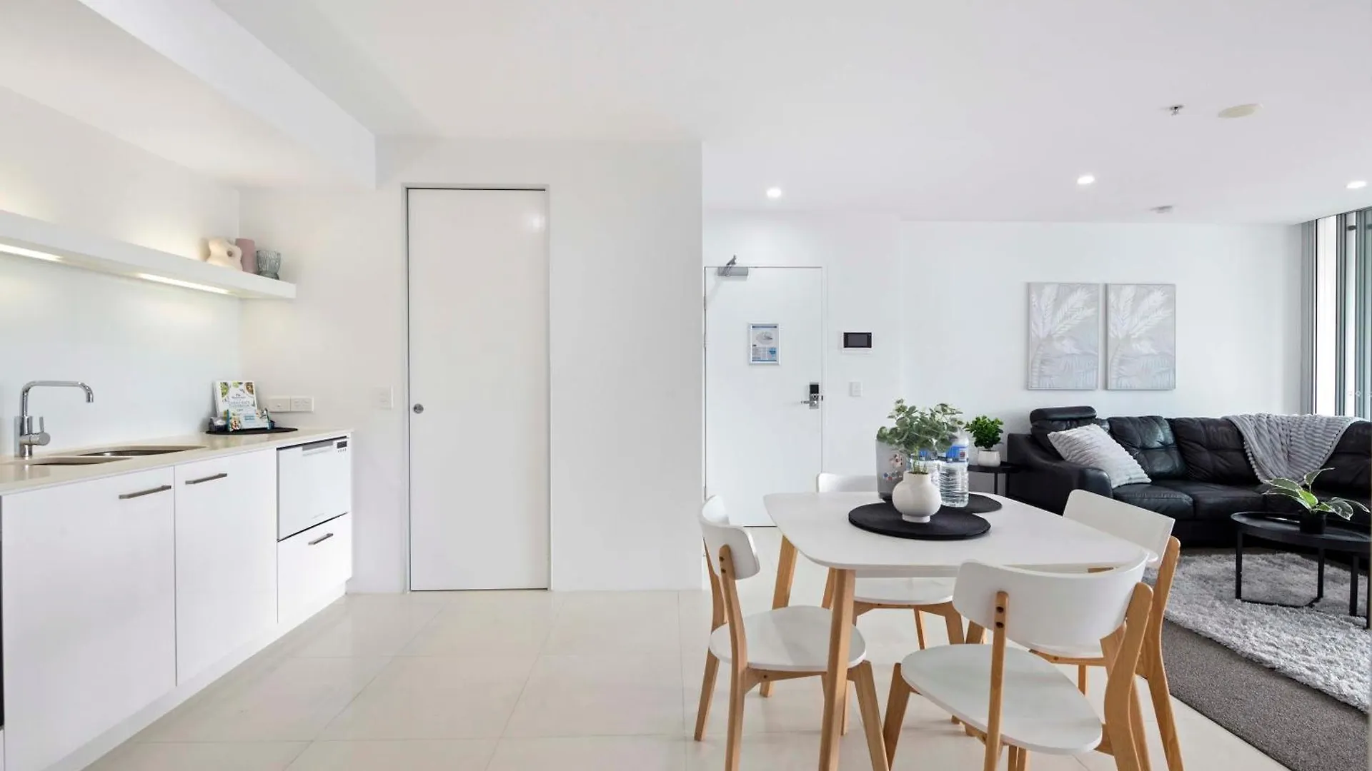 Q Tower In Surfers Paradise - From Level 3 - Self Contained & Privately Managed - Wow Apartment *