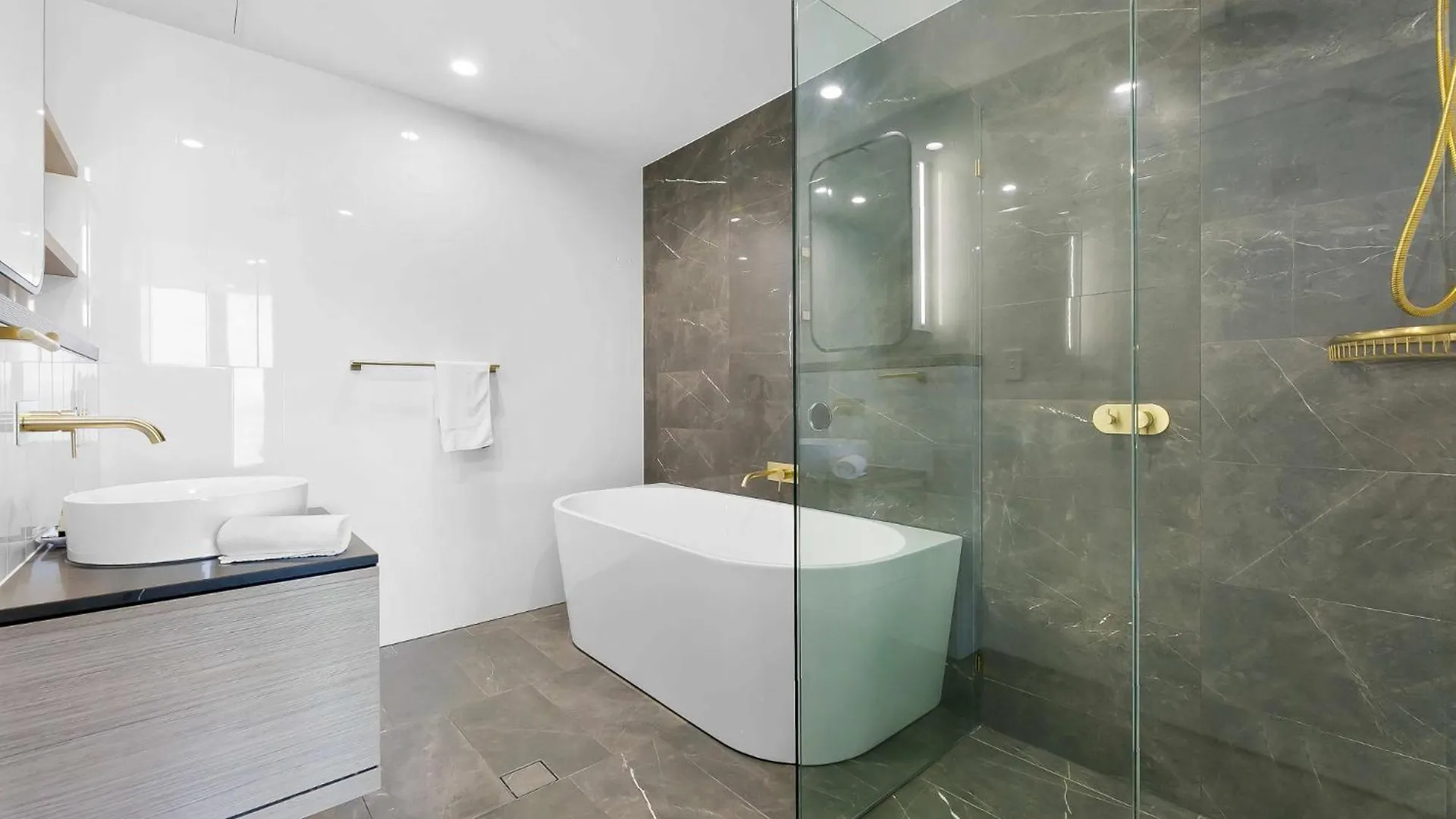 Oceanfront 3-bed With Stunning Views, Pool & Sauna * Gold Coast