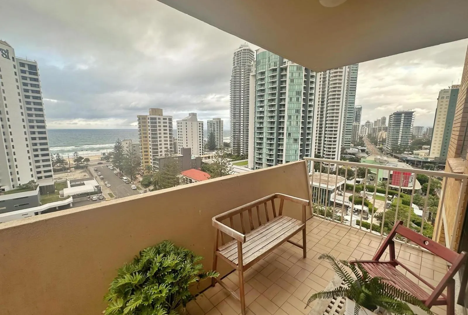 Surfers Private Apartment