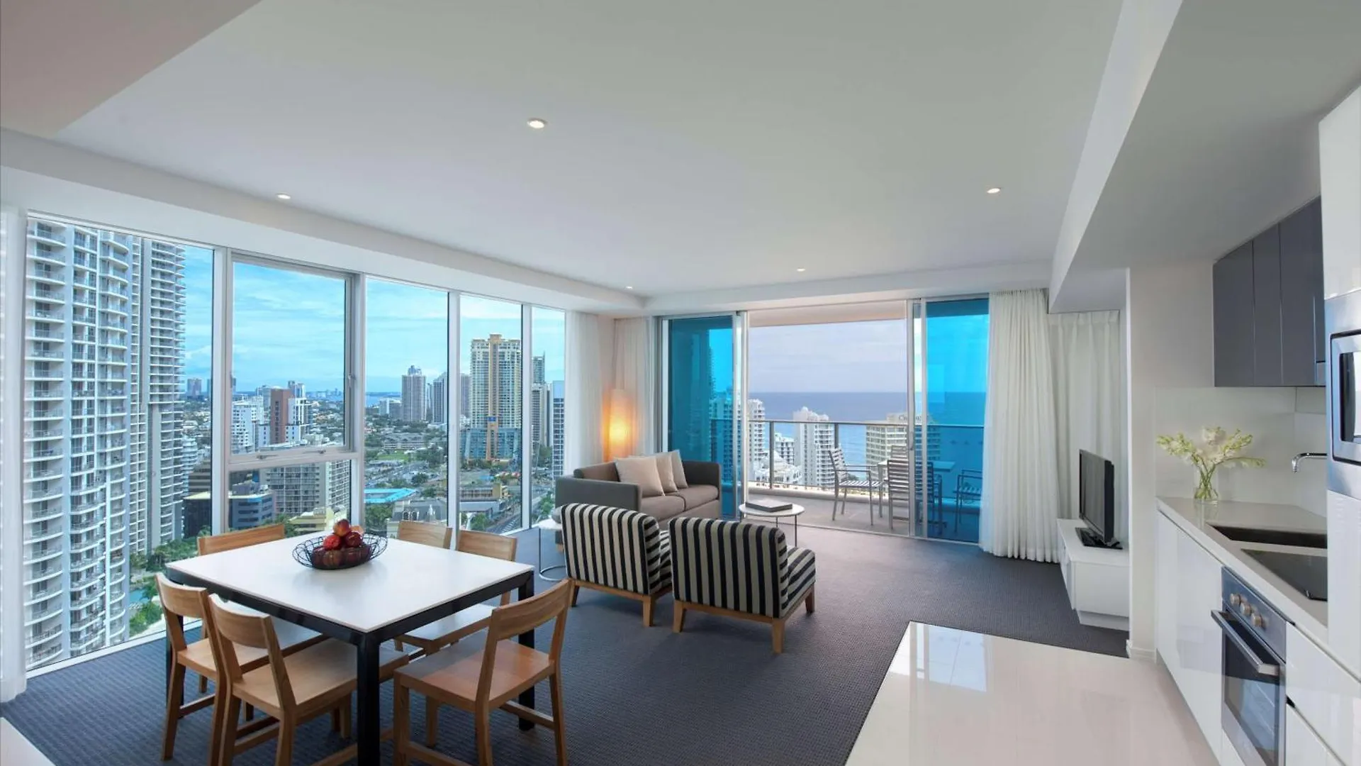 Hilton Surfers Paradise & Residences אתר נופש גולד קוסט