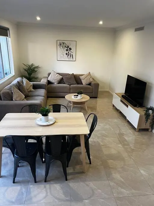 Townhouse In Hope Island