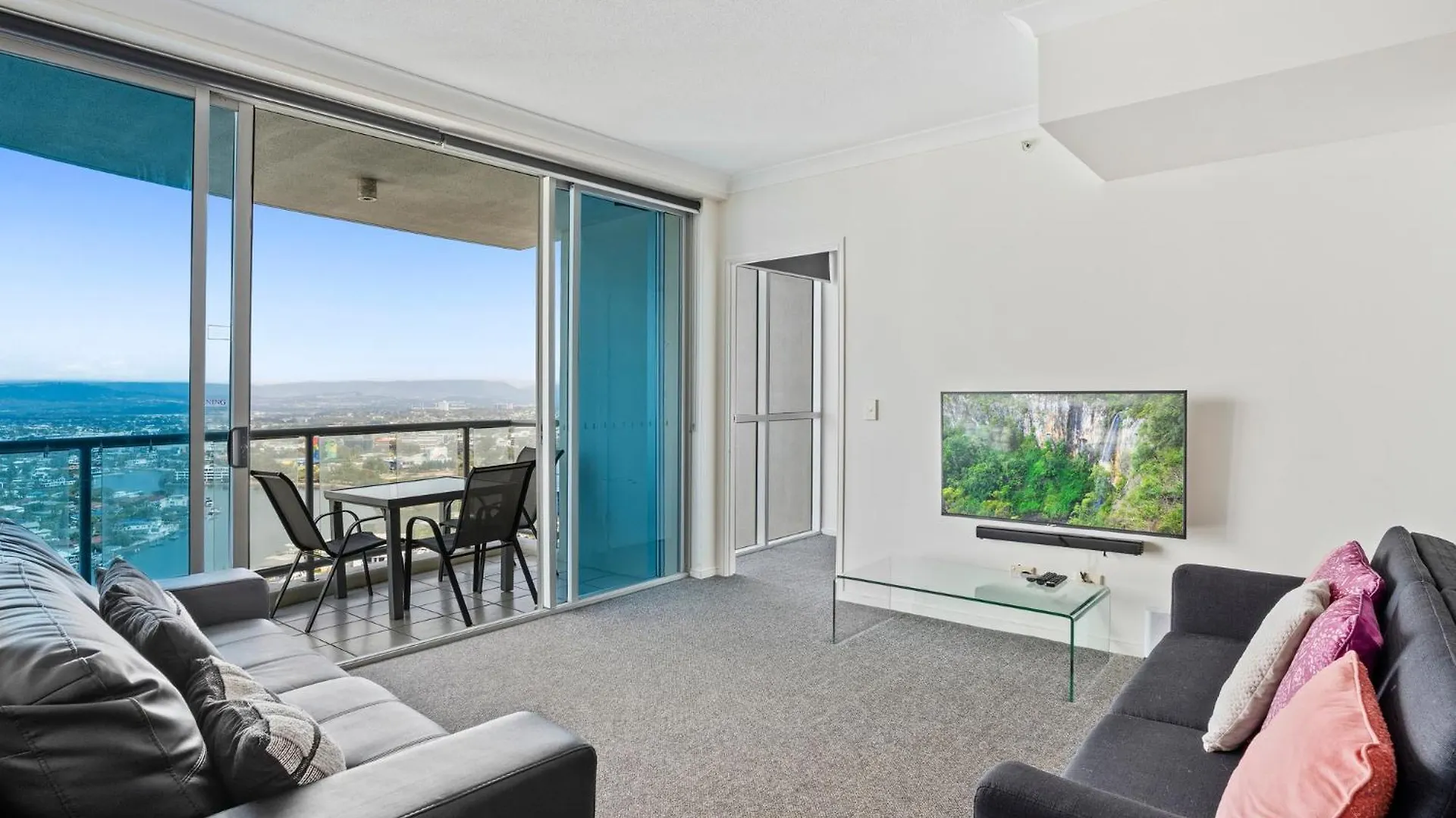 Towers Of Chevron - Private Apartment