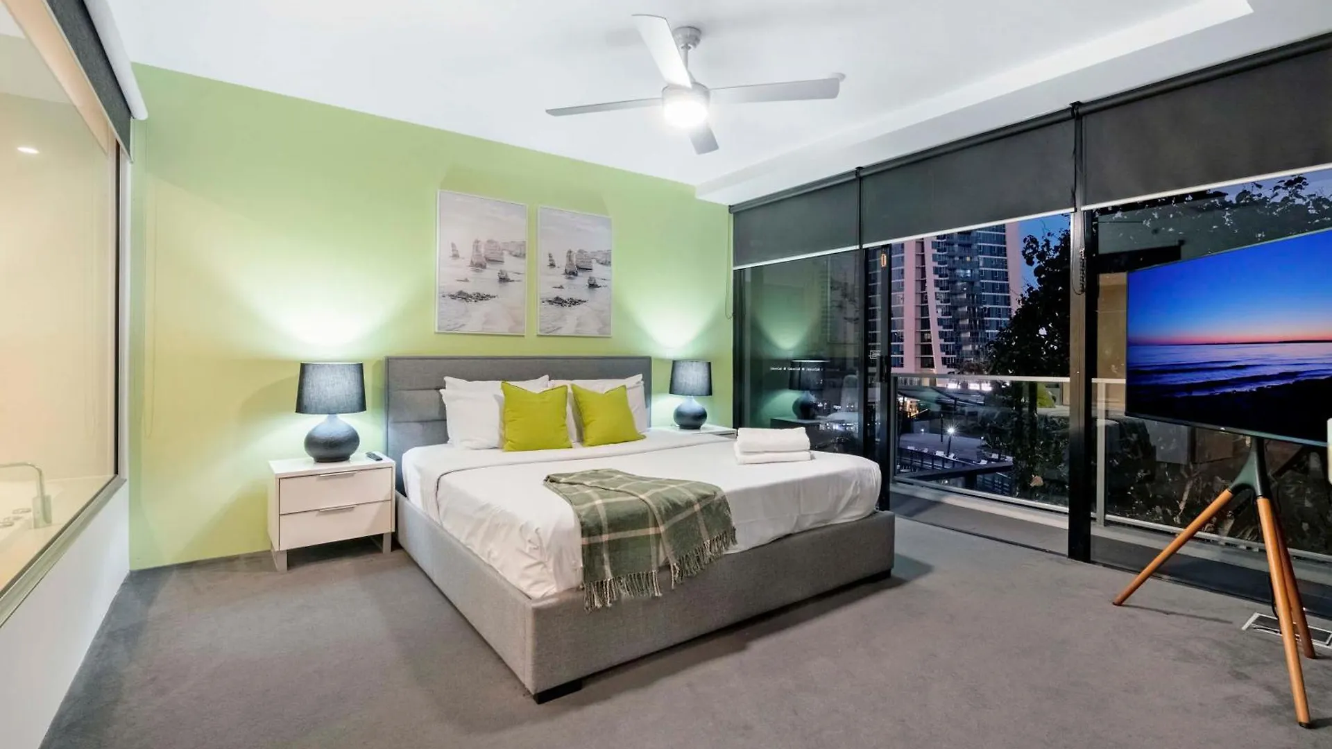 Circle On Cavill - Self Contained & Privately Managed - Wow * Gold Coast