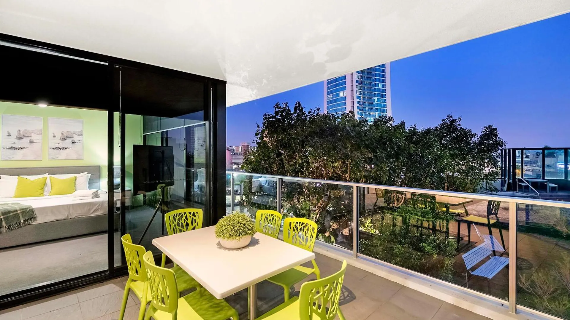 Circle On Cavill - Self Contained & Privately Managed - Wow Apartmán *