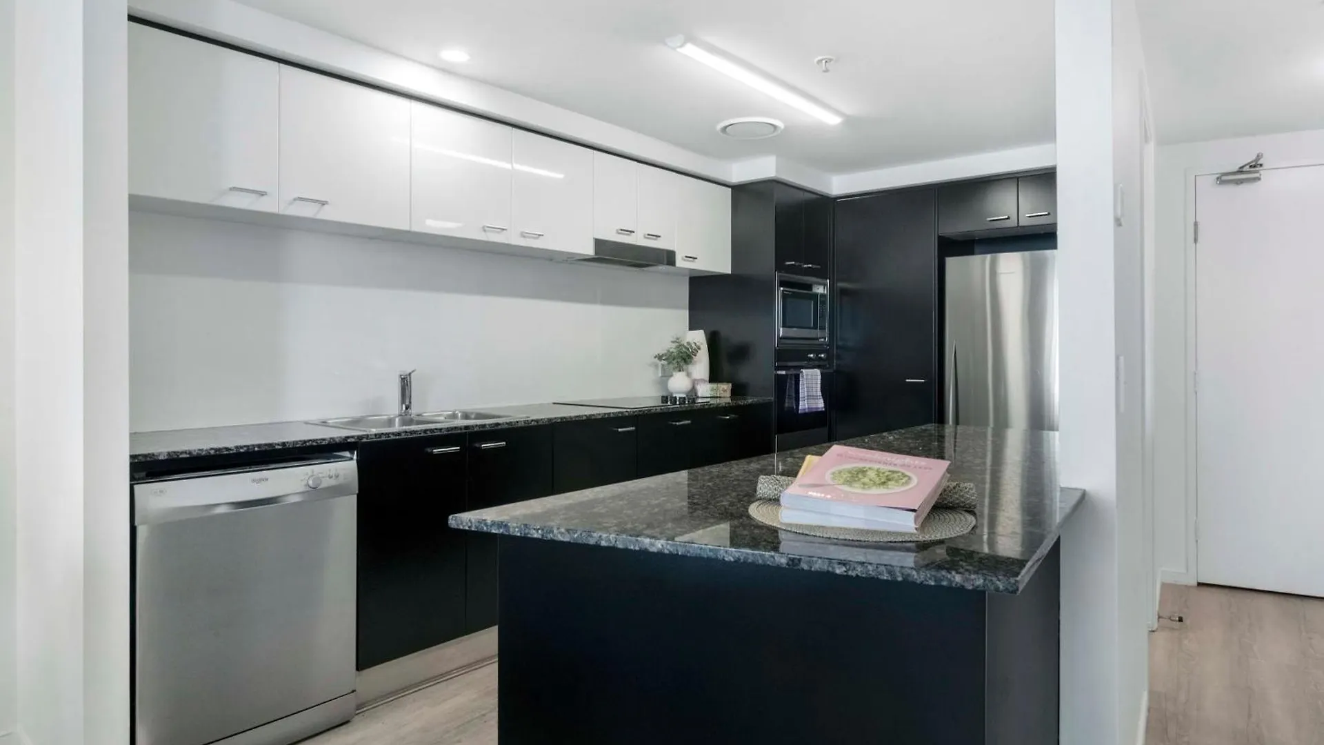 Apartment Chevron Renaissance - Self Contained & Privately Managed *