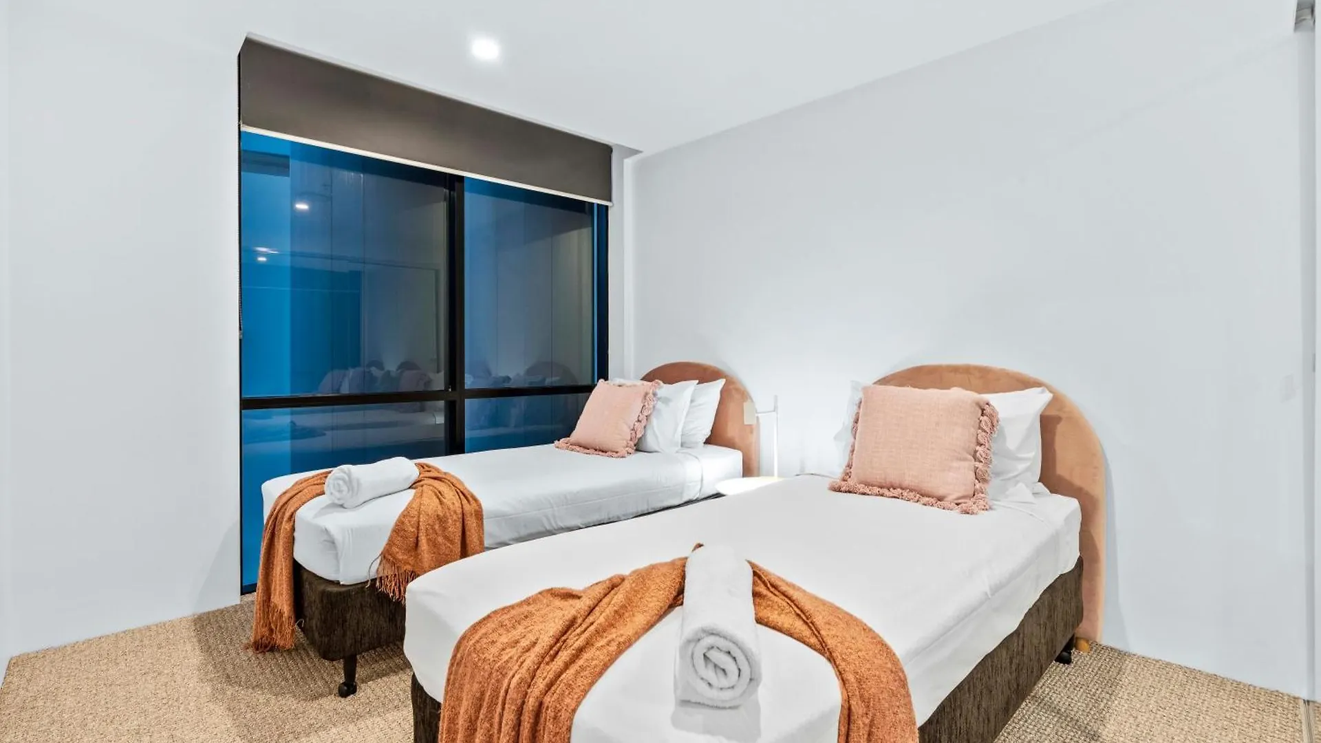 Apartment Ocean View With Balcony - Circle On Cavill - Location! - Self Contained & Privately Managed