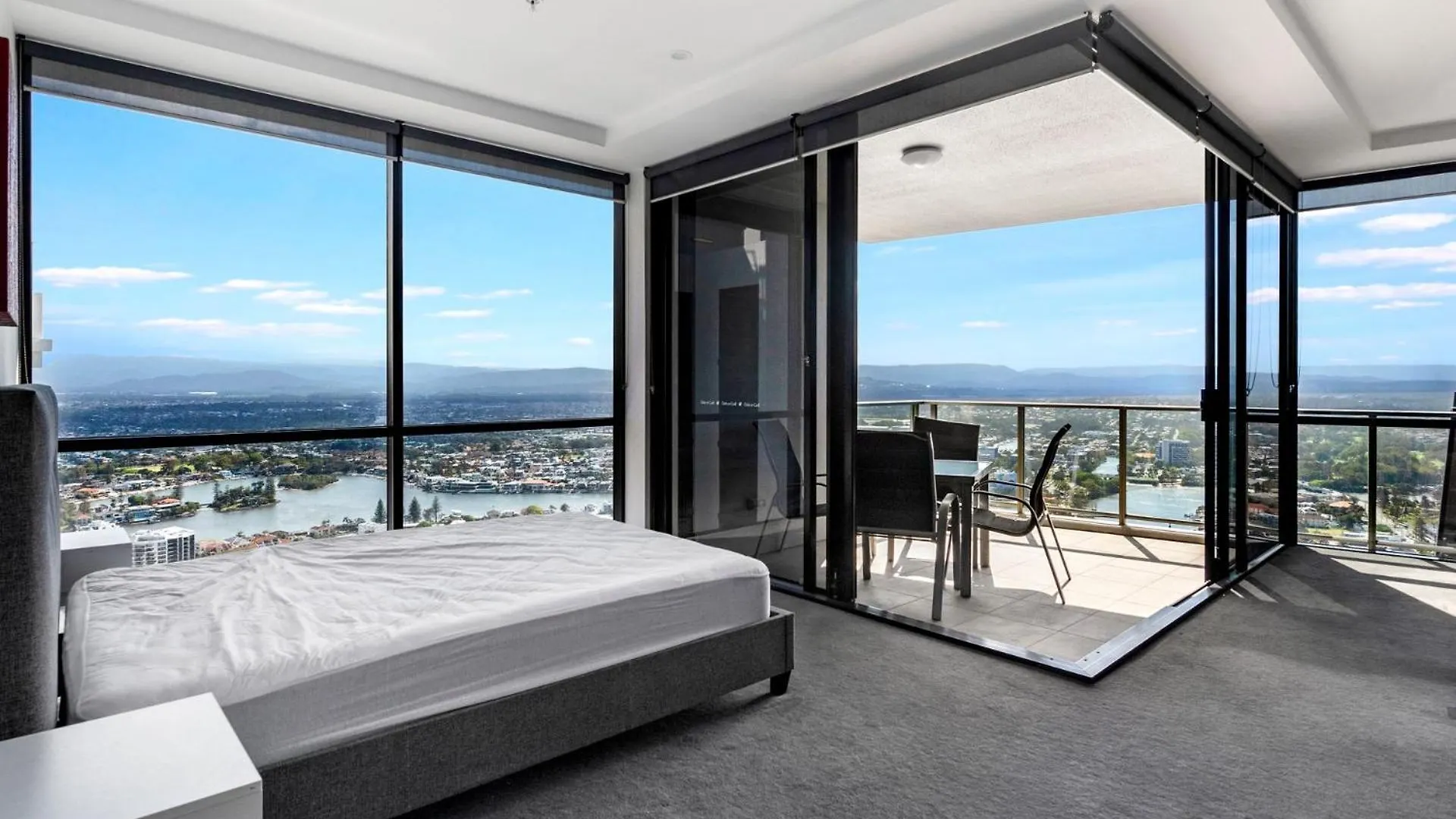Circle On Cavill High Floor 1 Bedroom Apartment *