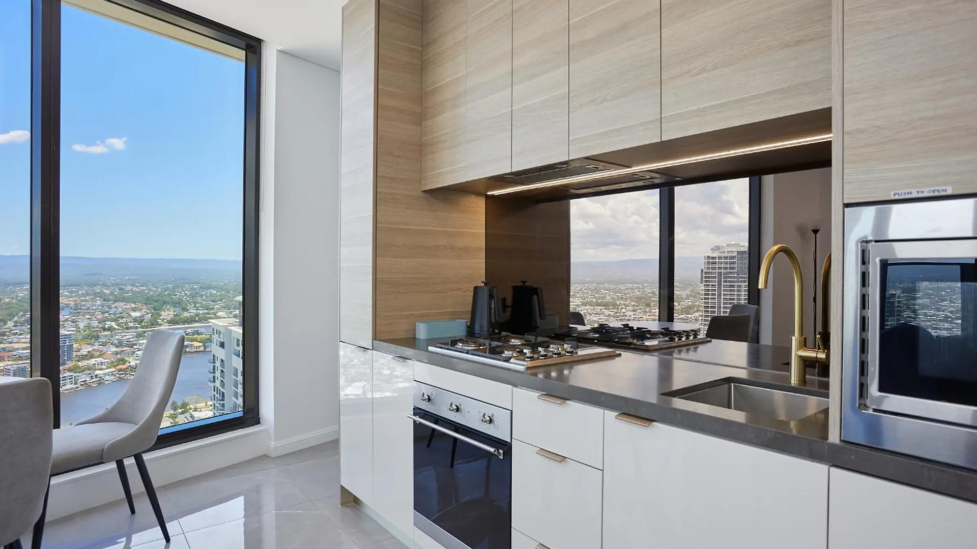 Serain Residences On 88 Esplanade Surfers Paradise * Gold Coast