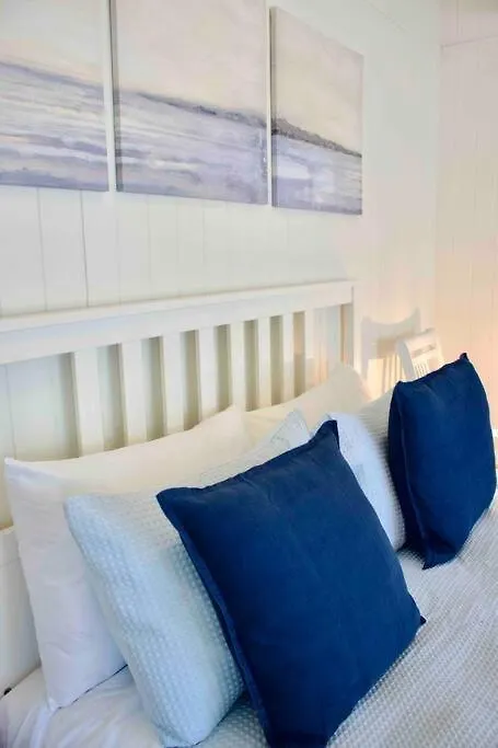 Timeless Elegance Executive With Water Views Semesterbostad