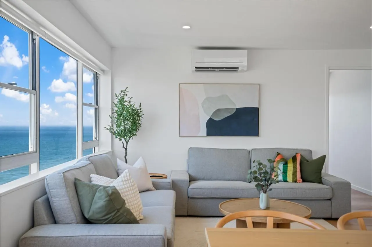 The Coastal - Fully Renovated Front 3br Apartment