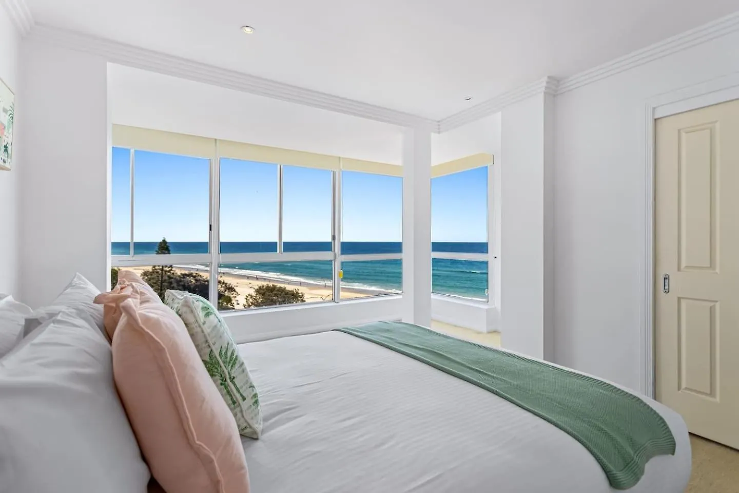 The Wave Watcher - A Breathtaking Oceanfront Haven Apartment