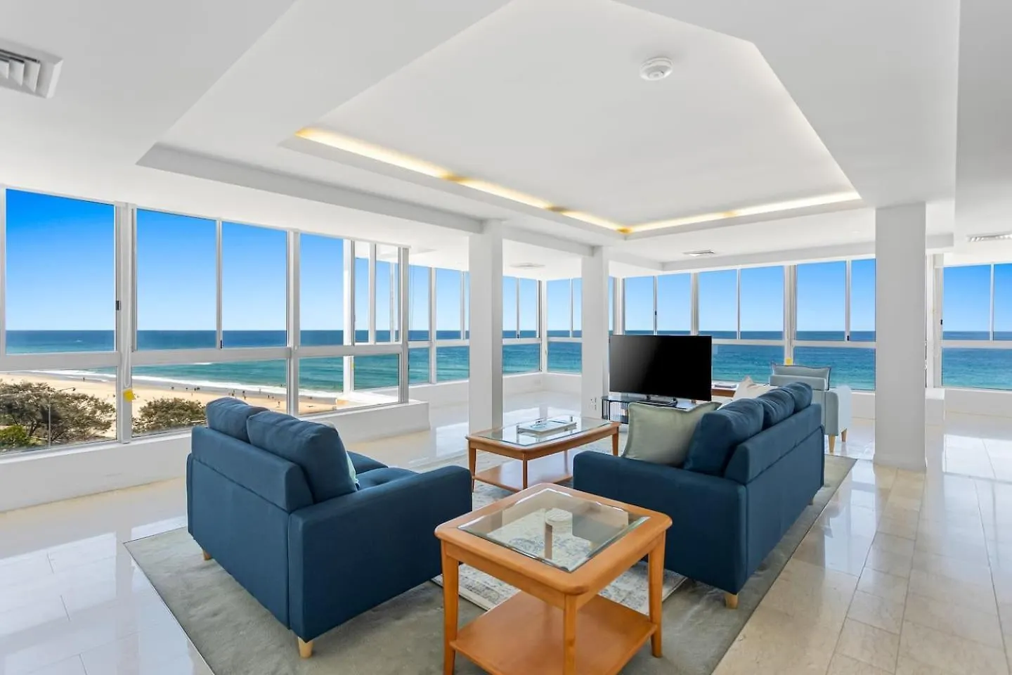The Wave Watcher - A Breathtaking Oceanfront Haven Gold Coast