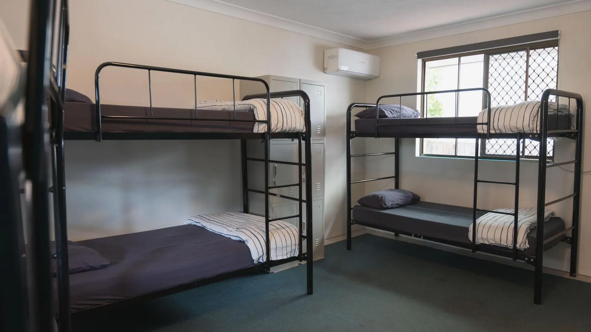 אכסניה Maxmee Backpackers *