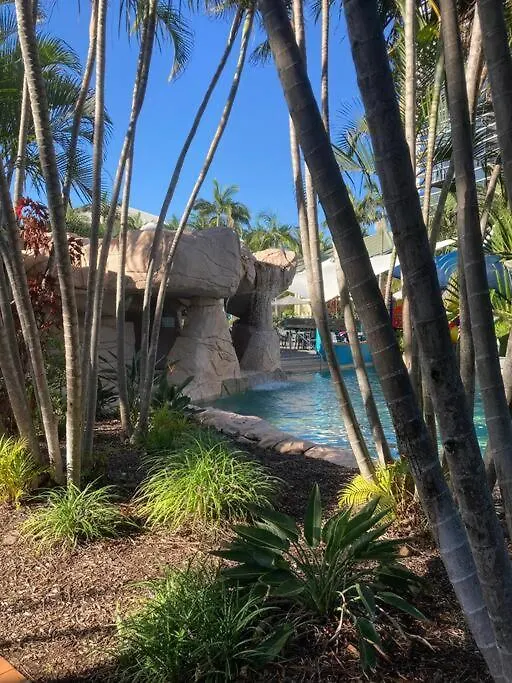 Broadbeach Beachside! Home, Carport, Courtyard, Pools Spas Holiday home *