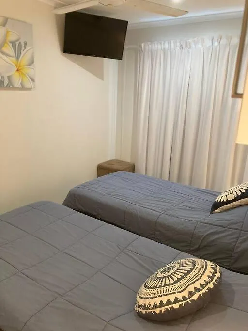 Broadbeach Beachside! Home, Carport, Courtyard, Pools Spas *