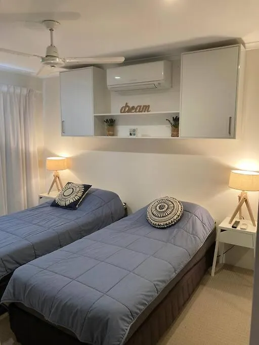 Broadbeach Beachside! Home, Carport, Courtyard, Pools Spas