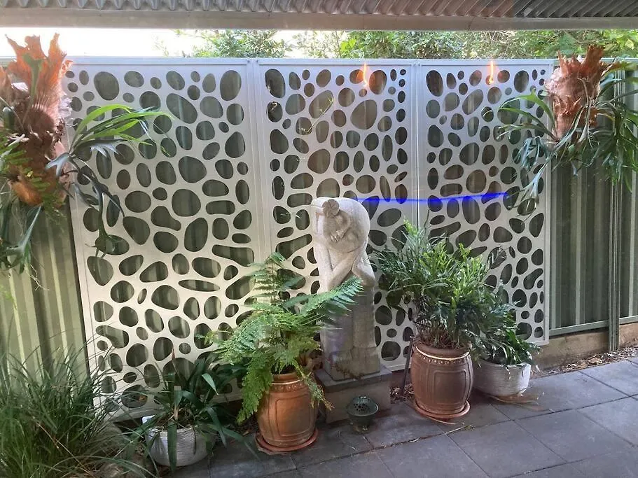 Broadbeach Beachside! Home, Carport, Courtyard, Pools Spas Gold Coast