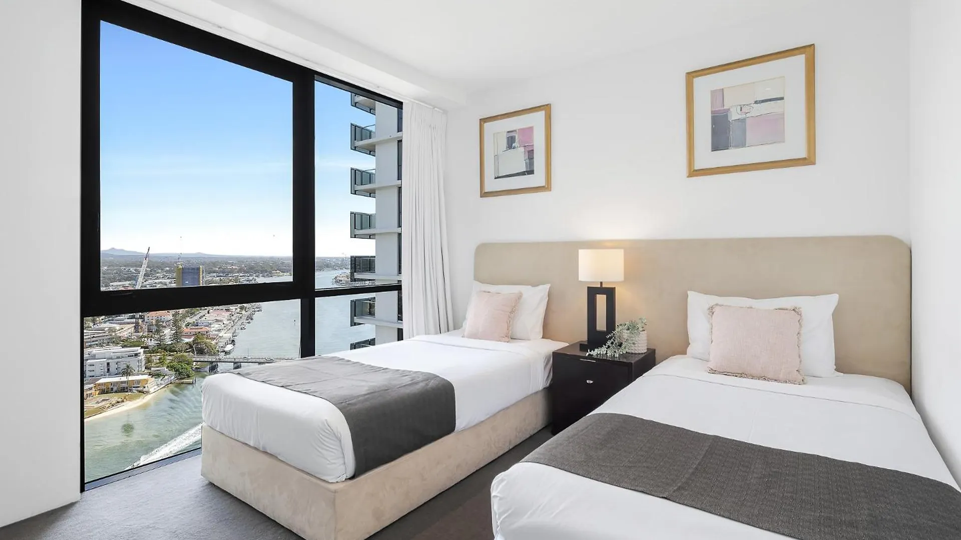 Apartment Ocean View With Balcony - Circle On Cavill - Location! - Self Contained & Privately Managed *
