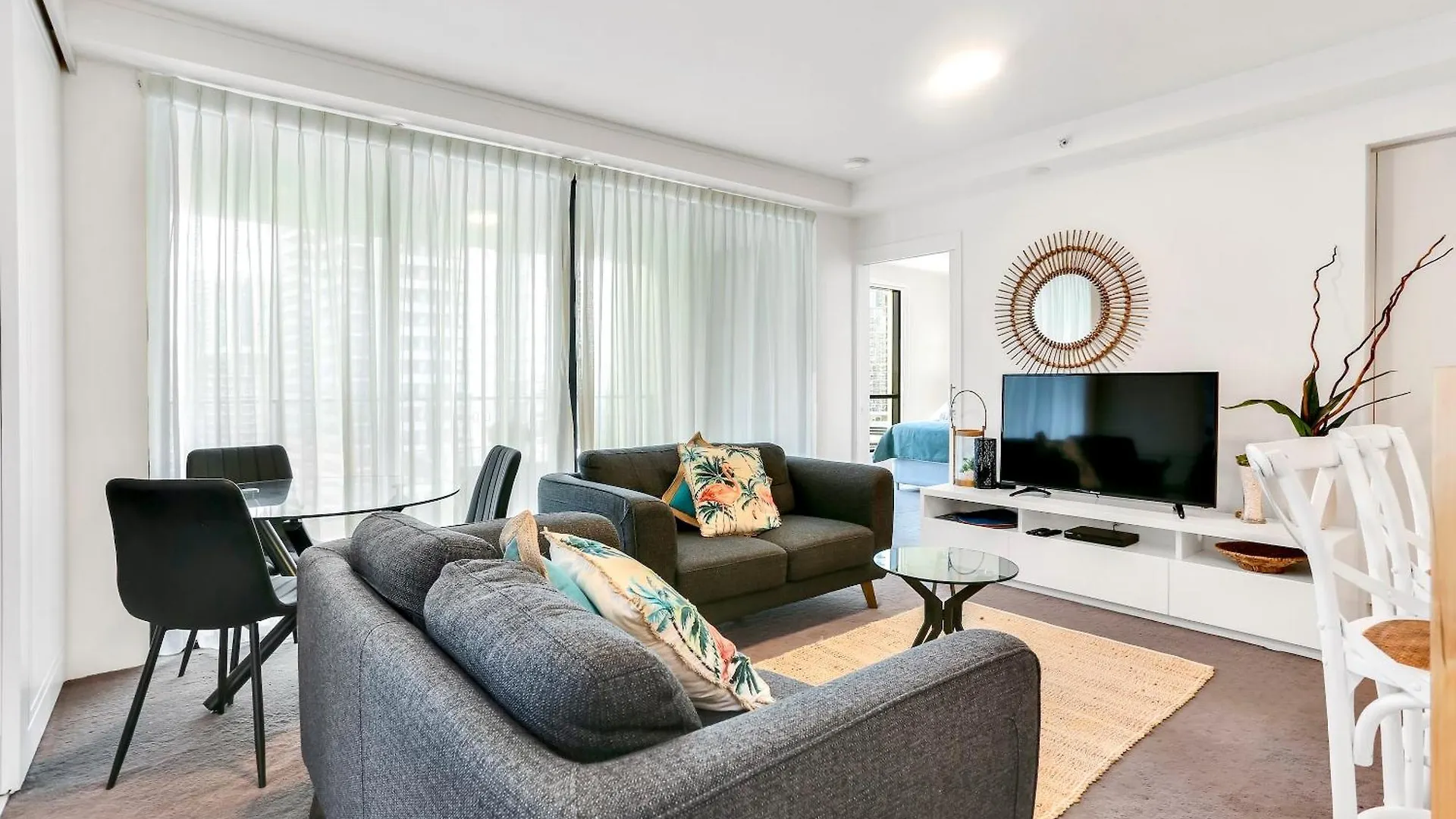 Glam & Stylish Broadbeach 2br Apartment Gold Coast