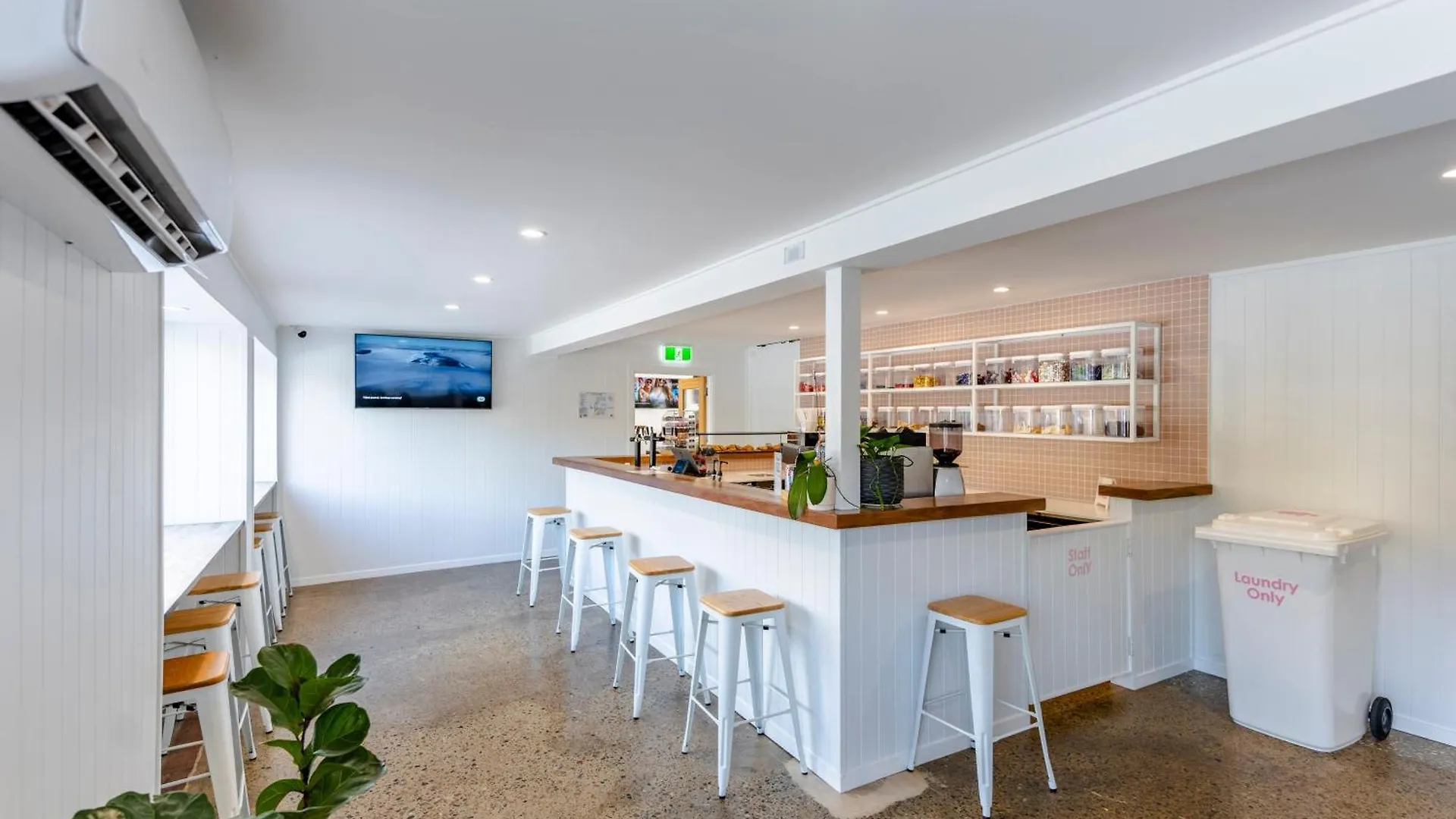 Hostel Surf Boutique Backpackers - Free Breakfast
