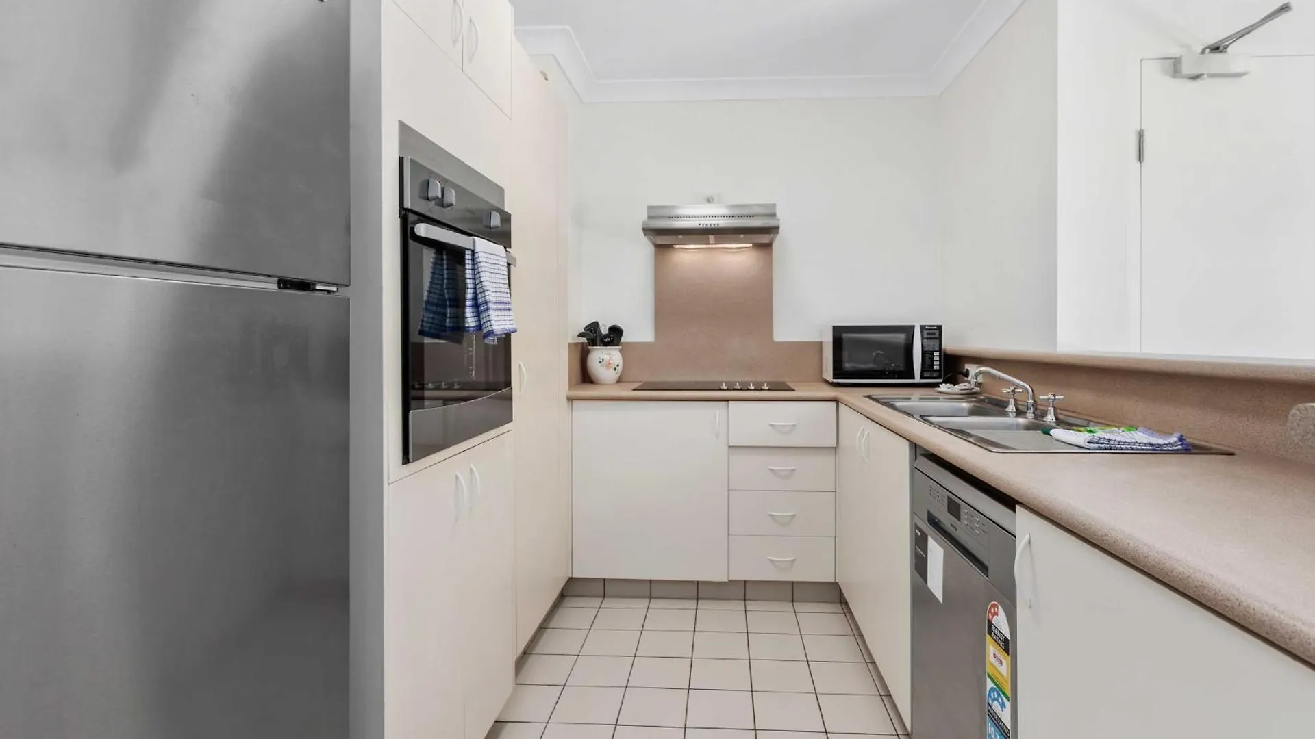Santa Monica - Hosted By Burleigh Letting * Gold Coast