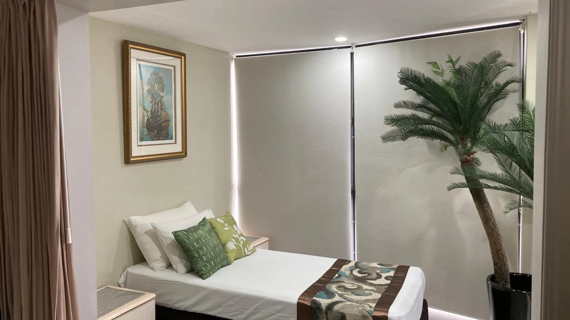 Windsurfer 4* Gold Coast