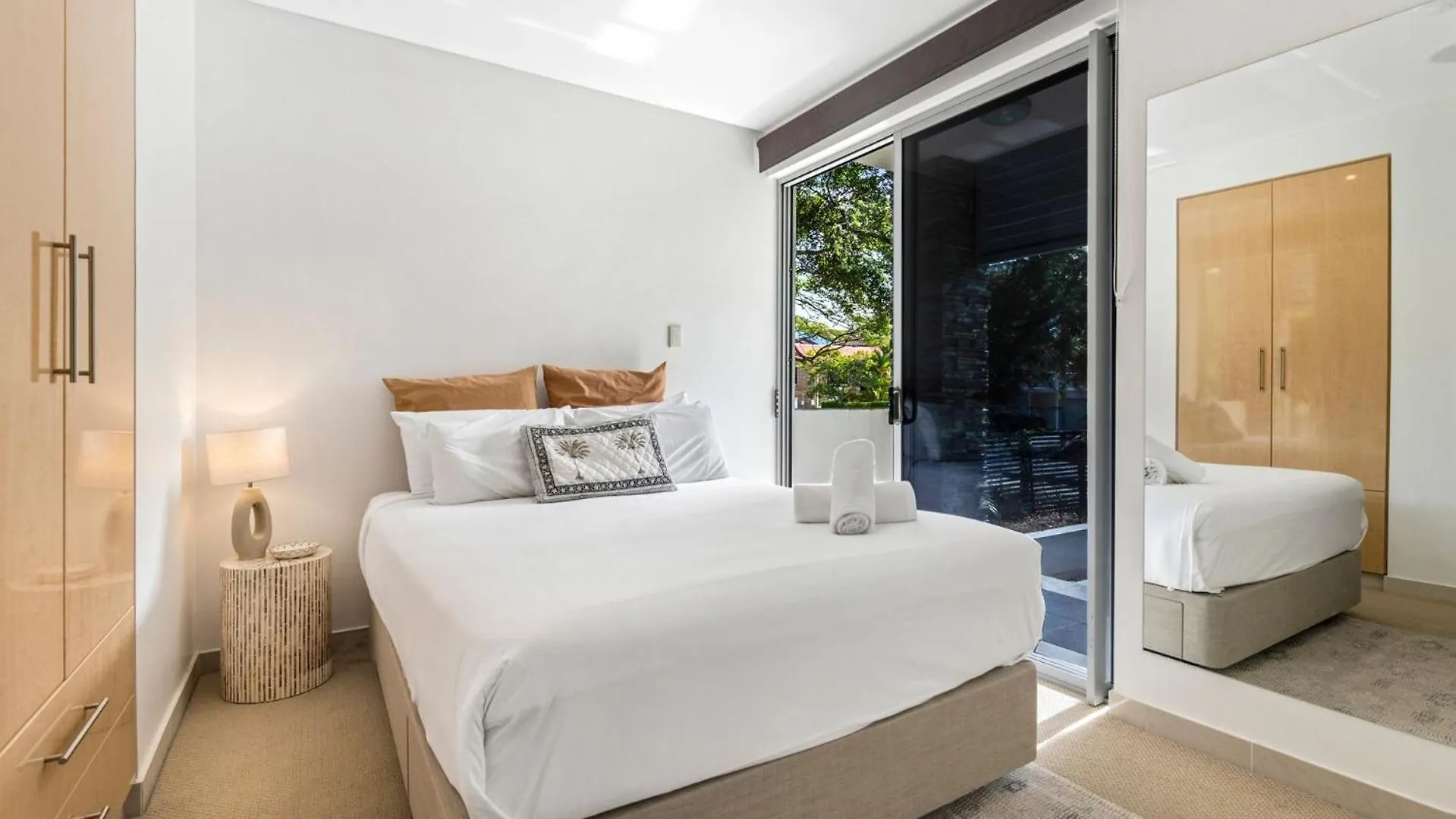 Waterfront Oasis In Runaway Bay - Coasthm Apartment