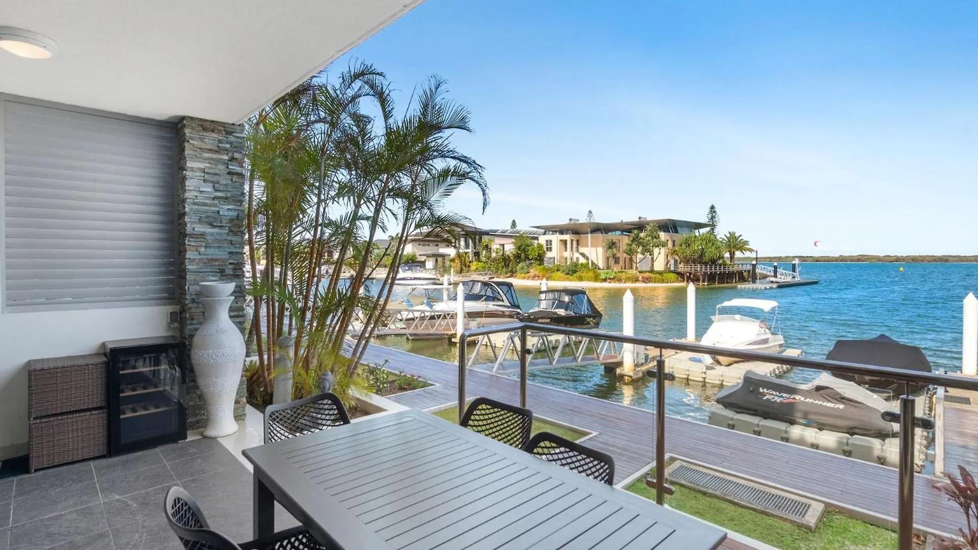 Apartment Waterfront Oasis In Runaway Bay - Coasthm