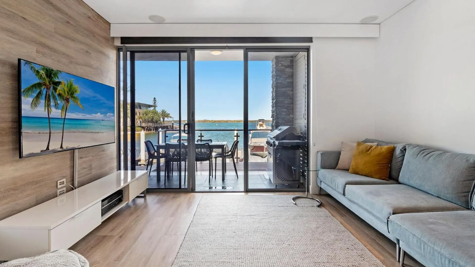 Apartment Waterfront Oasis In Runaway Bay - Coasthm