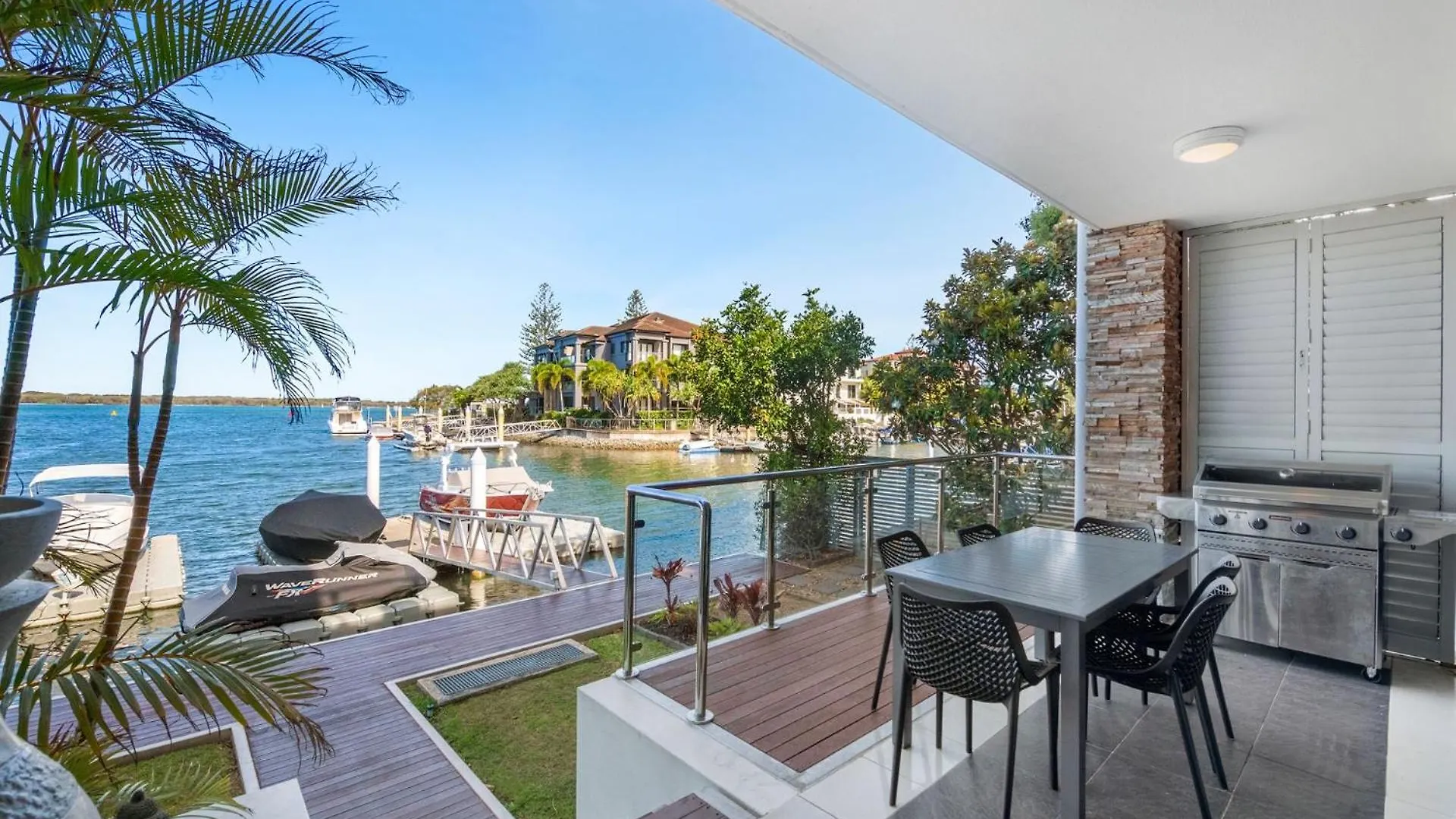Apartment Waterfront Oasis In Runaway Bay - Coasthm