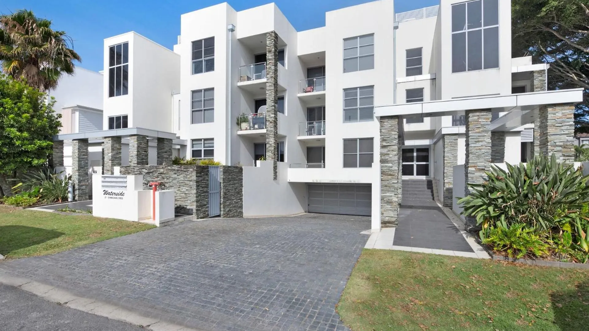 Waterfront Oasis In Runaway Bay - Coasthm Apartment