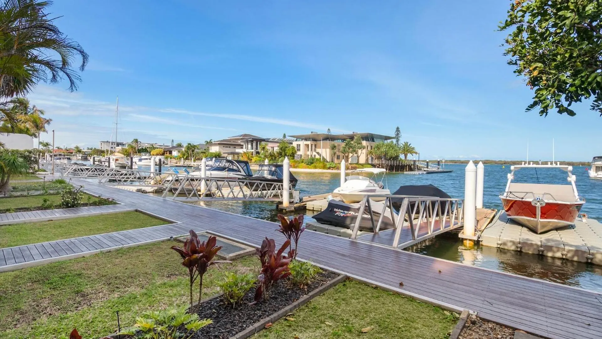 Apartment Waterfront Oasis In Runaway Bay - Coasthm