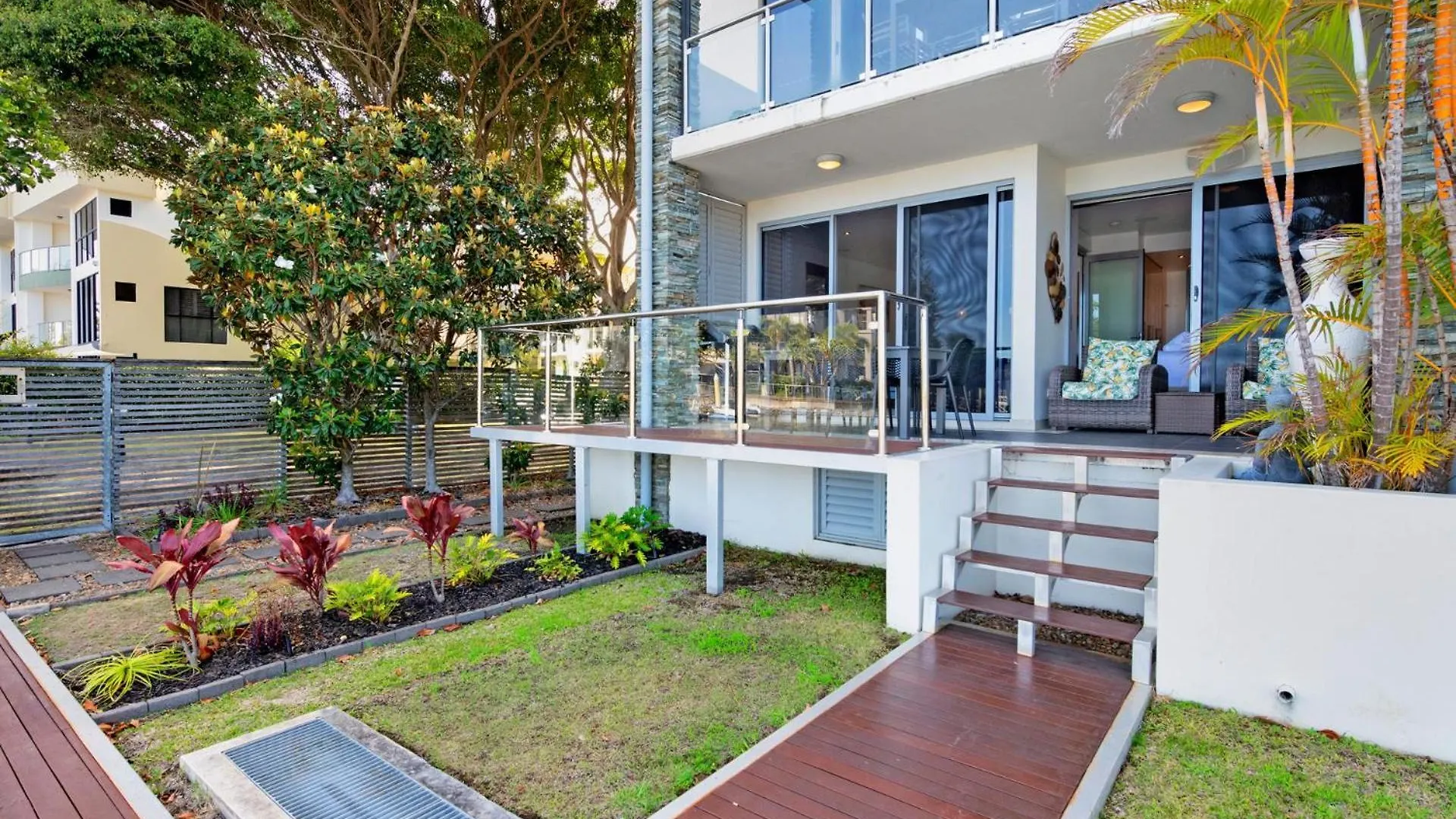 Waterfront Oasis In Runaway Bay - Coasthm *