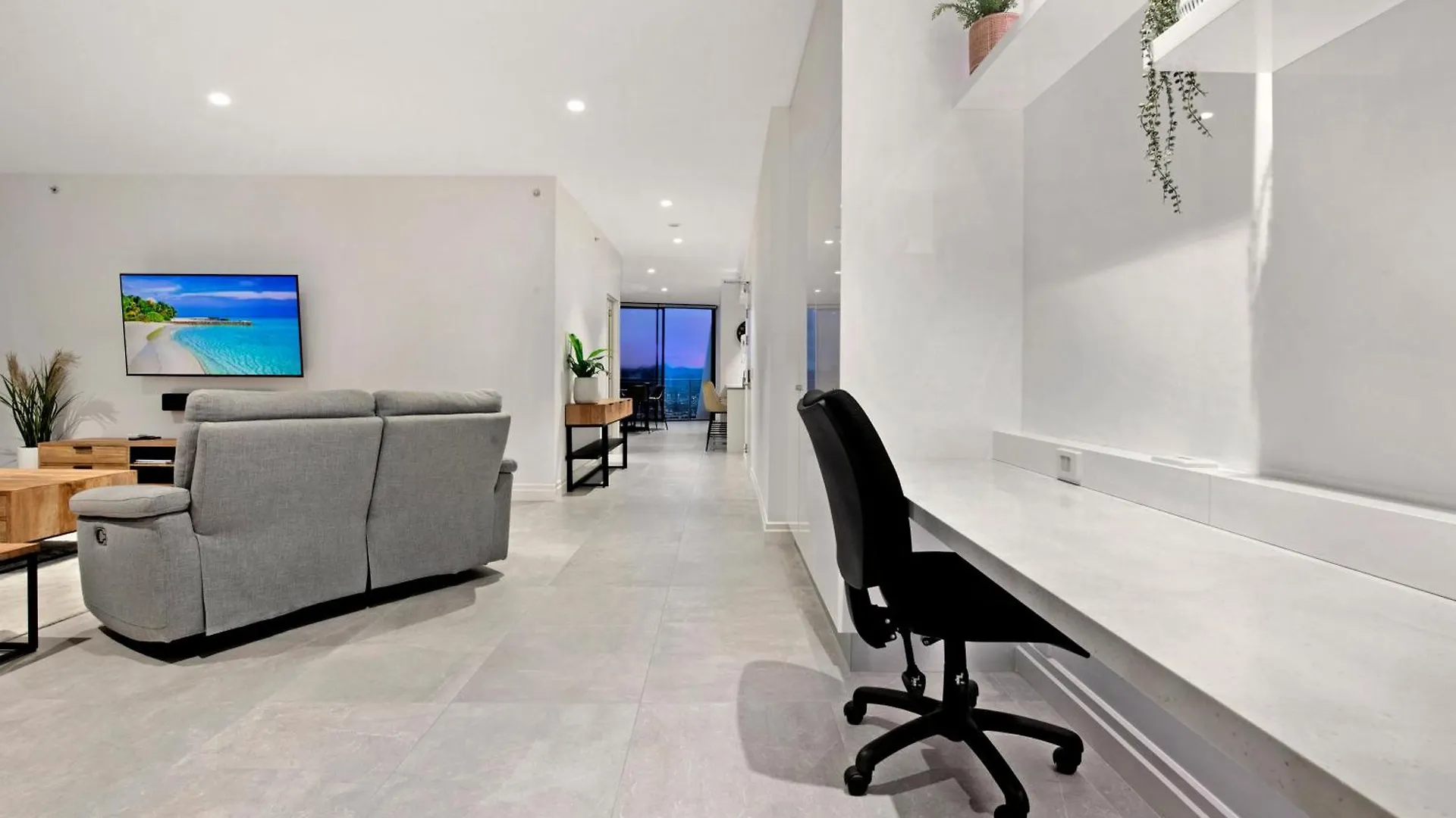 Circle On Cavill Sky High Ocean View Sub-penthouses - Self Contained & Privately Managed - Wow *