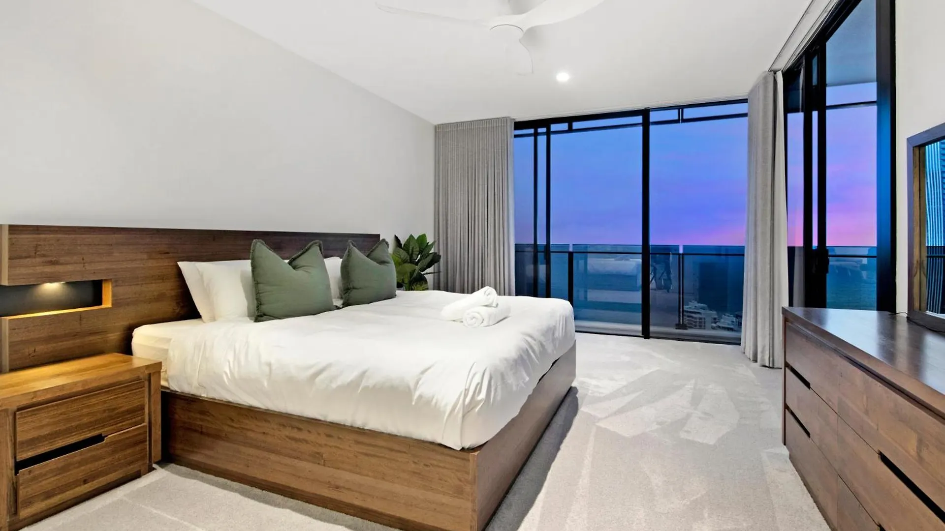 Circle On Cavill Sky High Ocean View Sub-penthouses - Self Contained & Privately Managed - Wow Gold Coast