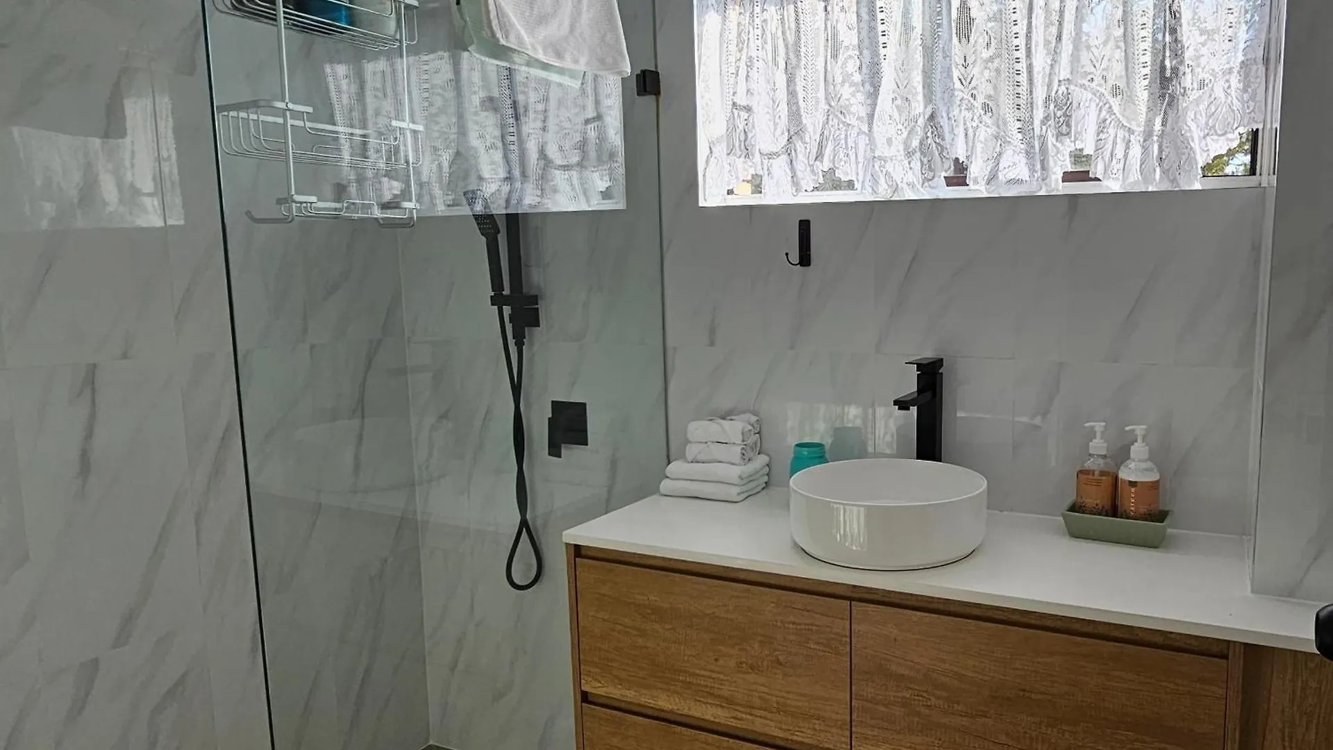 Big Modern & Locale Renovated 2-bedroom Apartment