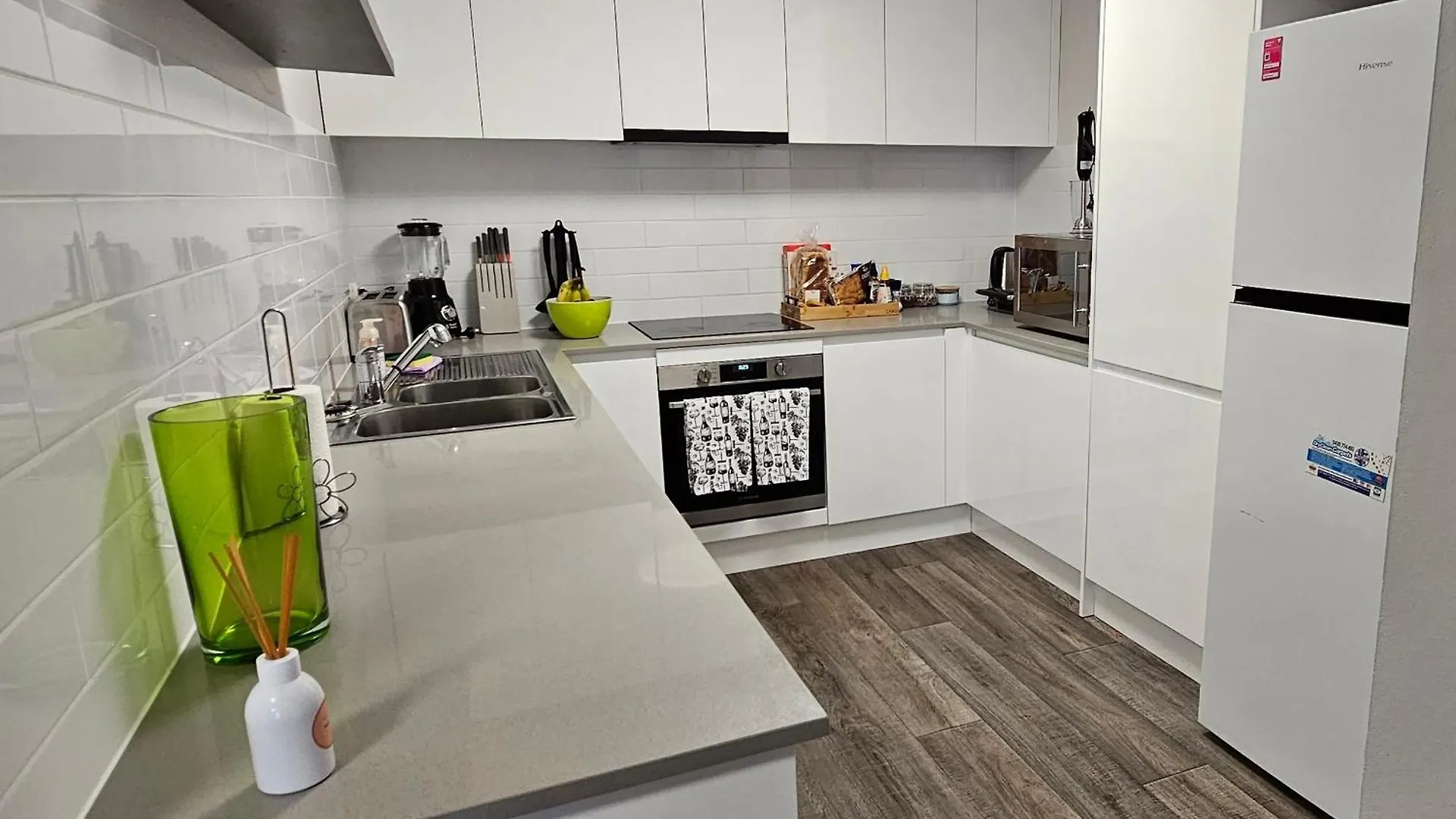 Big Modern & Locale Renovated 2-bedroom *