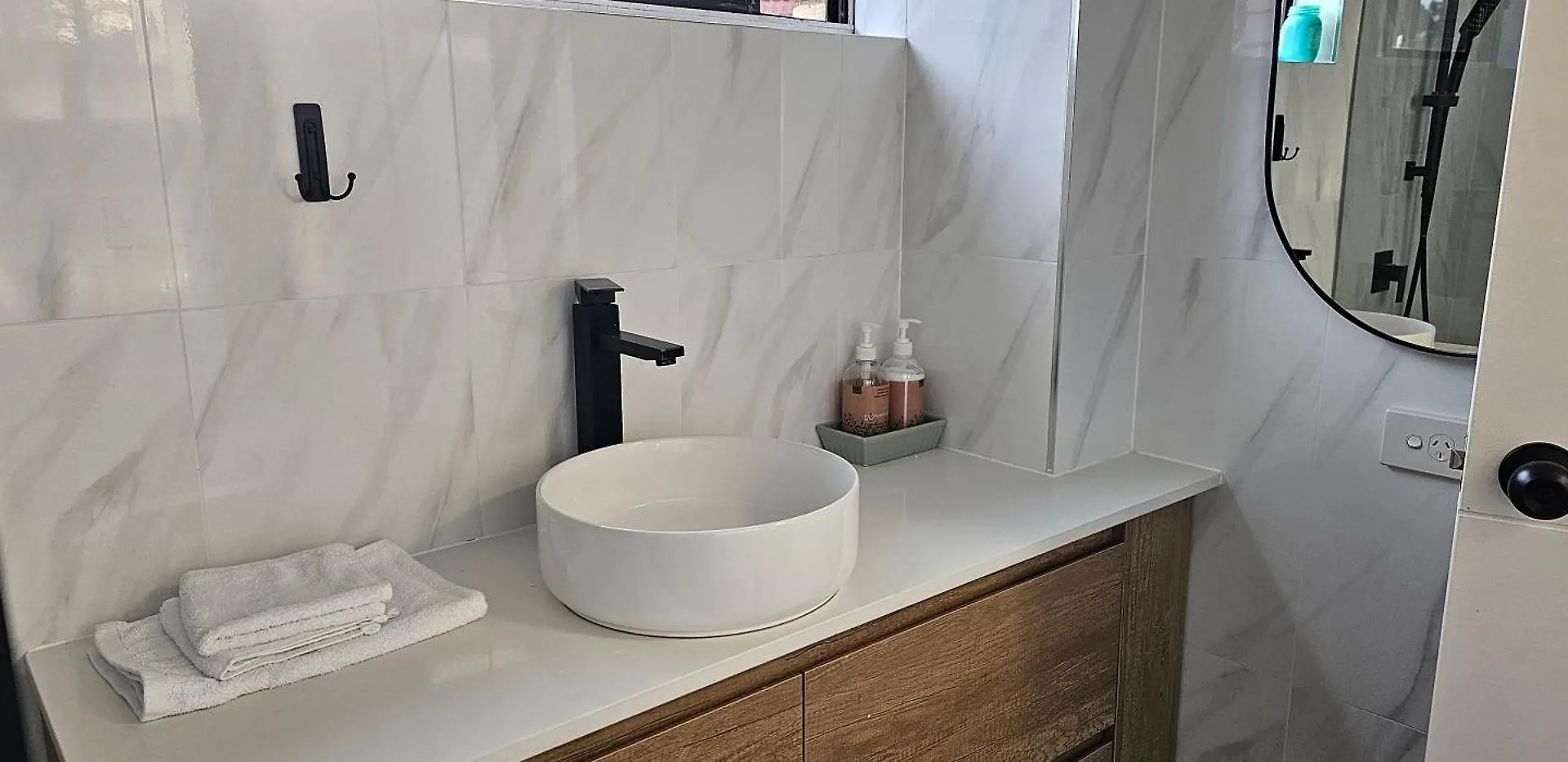 Big Modern & Locale Renovated 2-bedroom Apartment