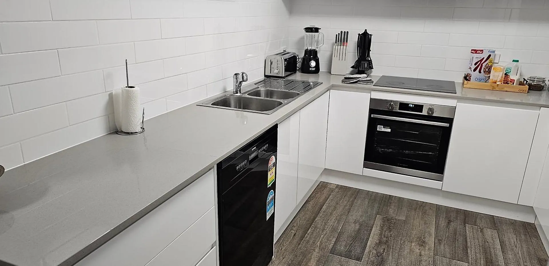 Big Modern & Locale Renovated 2-bedroom Apartment Gold Coast