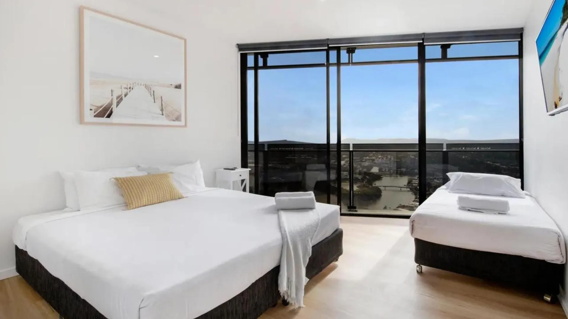 3 Bedroom 3 Bathroom Sub Penthouse Spa At Circle On Cavill - Q *
